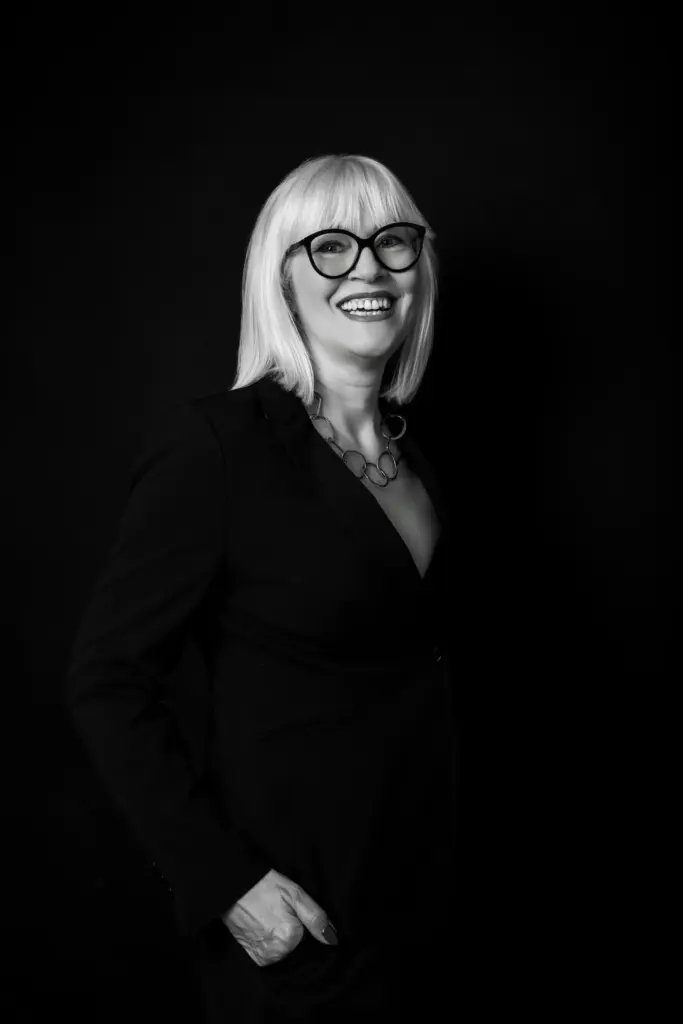 Porträtfoto im Studio mit natürlichem Licht und Schatten.