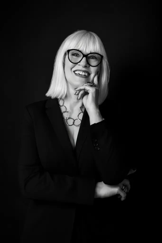 Porträtfoto einer entspannten Frau im Studio.