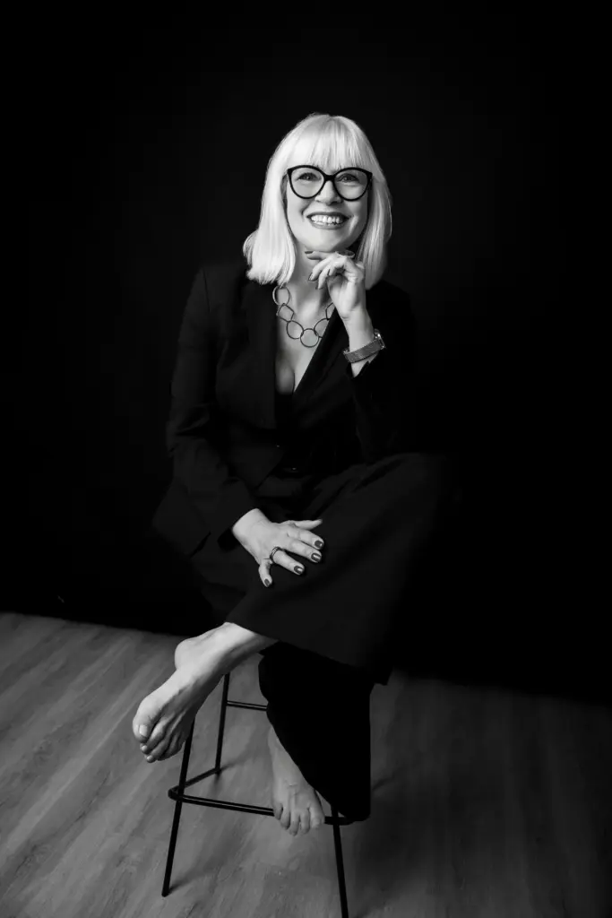 Ausdrucksstarkes Porträtfoto im Studio, ästhetisch und nahbar.