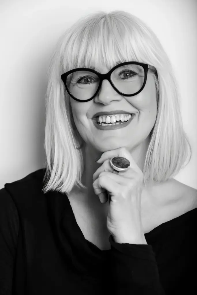 Porträtfoto im Studio mit Fokus auf Augen, ausdrucksstark und natürlich.