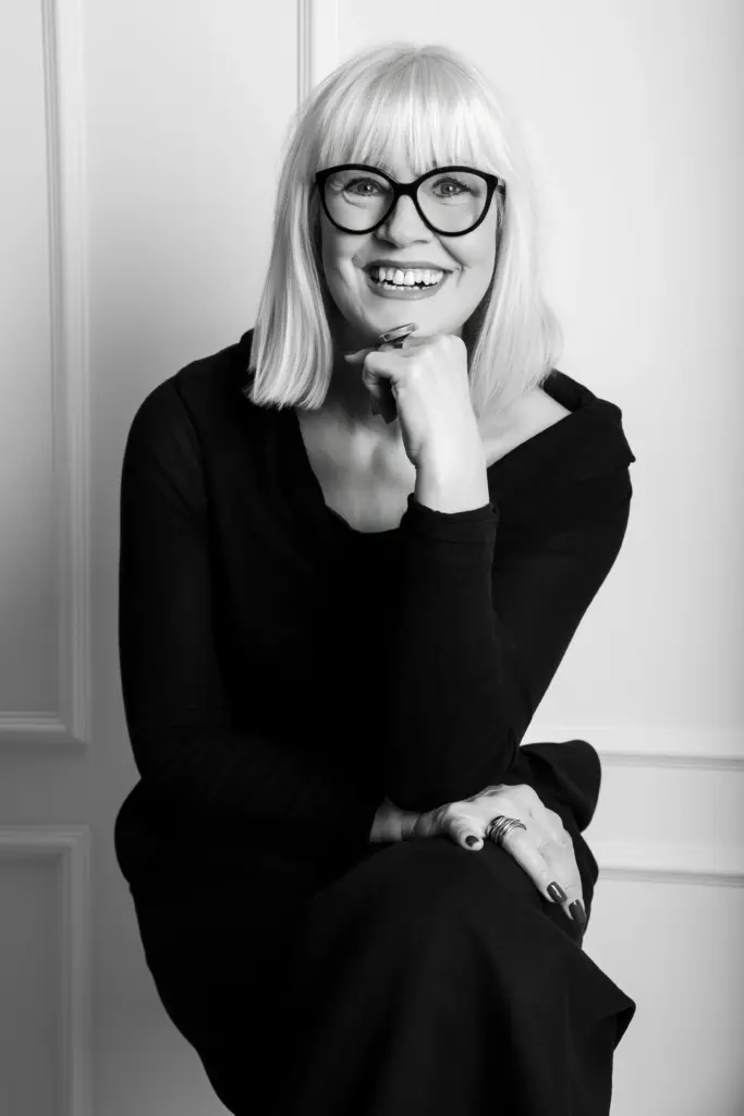 Porträtfoto im Studio mit natürlicher Handhaltung und Gestik.