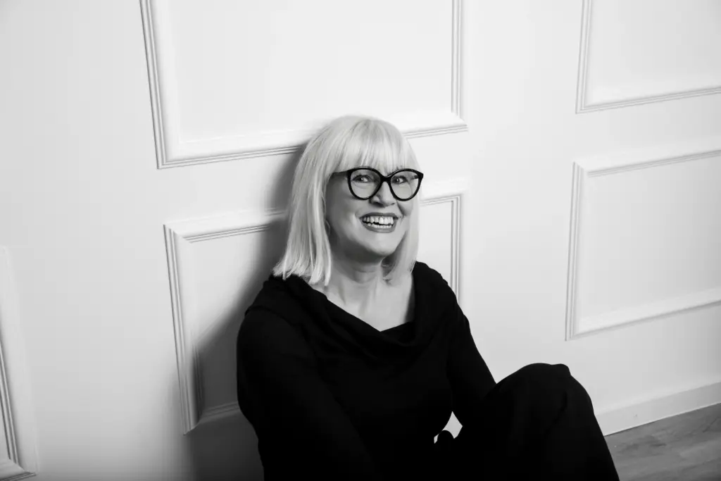 Natürliches Porträtfoto im Studio, locker und authentisch.