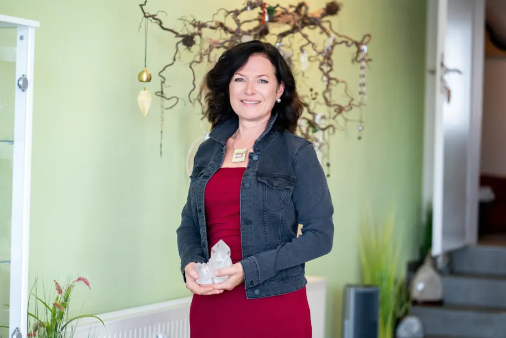 Titel: Sympathischer erster Eindruck
Bildunterschrift: Businessfotos für einen professionellen Außenauftritt.
Alt-Text: Businessportrait in den Praxisräumen.
Beschreibung: Hochwertige Businessfotos für Website, Google-Unternehmensprofil und Social Media.